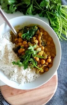 Curry de Pois chiches au lait de coco, champignons et pousses d&#039;épinards. Vegan et sans gluten.