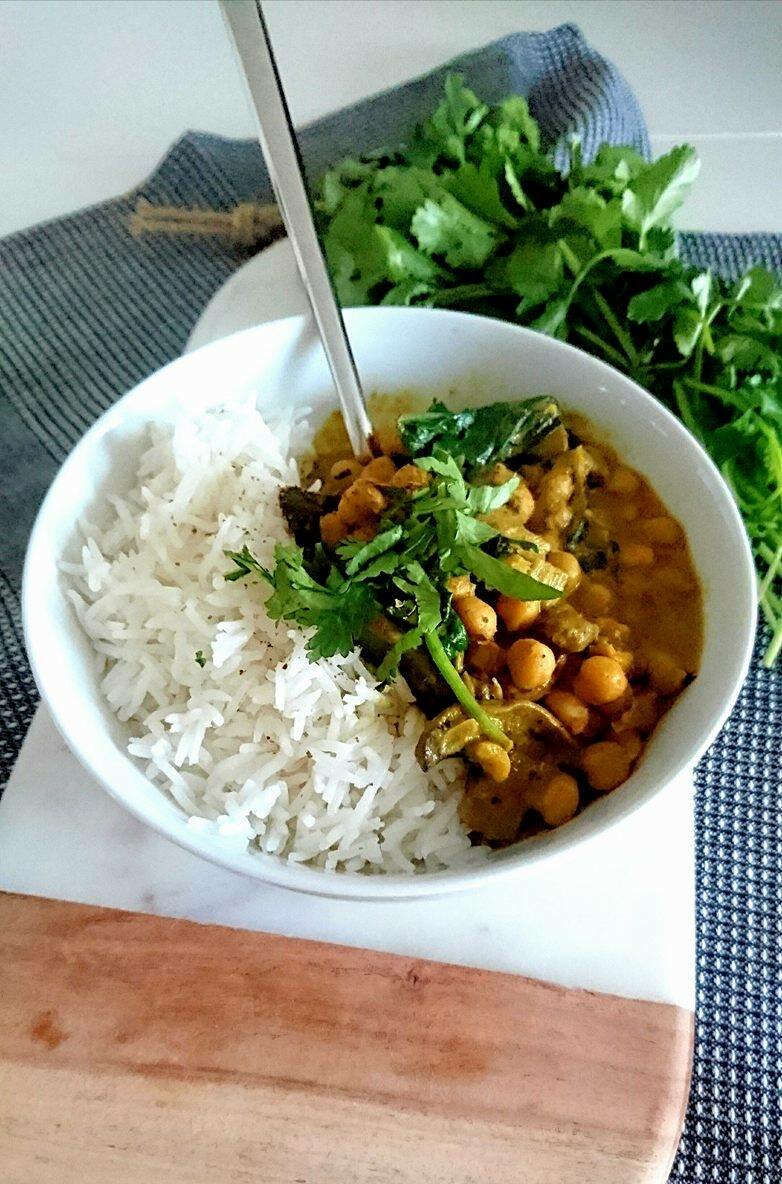 Curry de Pois chiches au lait de coco, champignons et pousses d'épinards. Vegan et sans gluten.