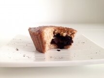 Venez découvrir mes muffins aux amandes et leurs cœur coulant au chocolat! Sans gluten, sans lactose et sans œufs!