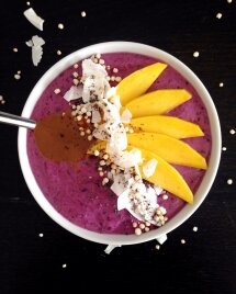 Un délicieux smoothie bowl protéiné aux fruits rouges. Raw, végan, sans gluten et sans lactose! Une vraie gourmandise saine et savoureuse. E&amp;S