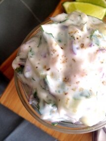 Un délicieux Tzatziki maison, léger, goûteux et simple à réaliser. Vegan, sans gluten et sans lactose ! Idéal pour vos apéro, tartines, falafels, ... E&amp;amp;S