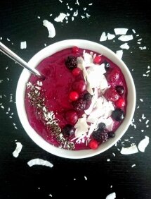 Un délicieux smoothie à la betterave et aux fruits rouges. Vegan, paléo, sans gluten et sans lactose. Riche en glucides, en vitamines et en minéraux.