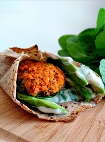 Wraps aux graines de lin garnies de galettes de patates douces aux lentilles corails, avocat, tzatziki, ... Sans gluten, vegan et healthy !