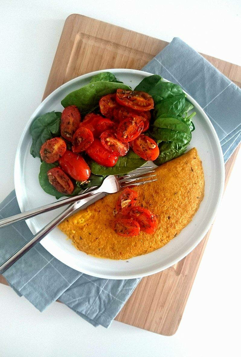 Une délicieuse omelette 100% végétale au tofu, accompagnée de tomates à la Provençale. Le tout vegan, sans œuf, sans gluten et sans lactose.