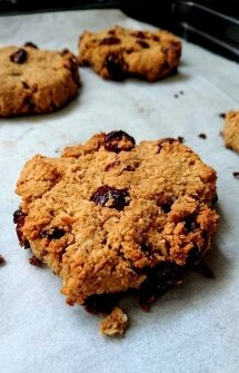 Cookies healthy aux cranberries et à la coco. Vegan, sans gluten, sans matière grasse et allégés en sucre.