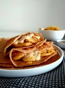 Crêpes sans gluten et sans lactose, aux pommes fondantes et crème d&#039;amande vanillée. Option vegan.